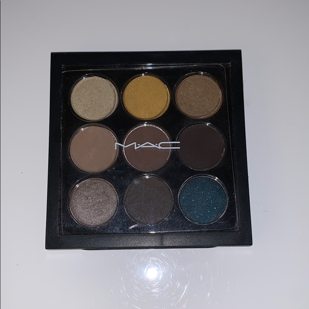 M•A•C 9 pan eyeshadow “She’s a model”